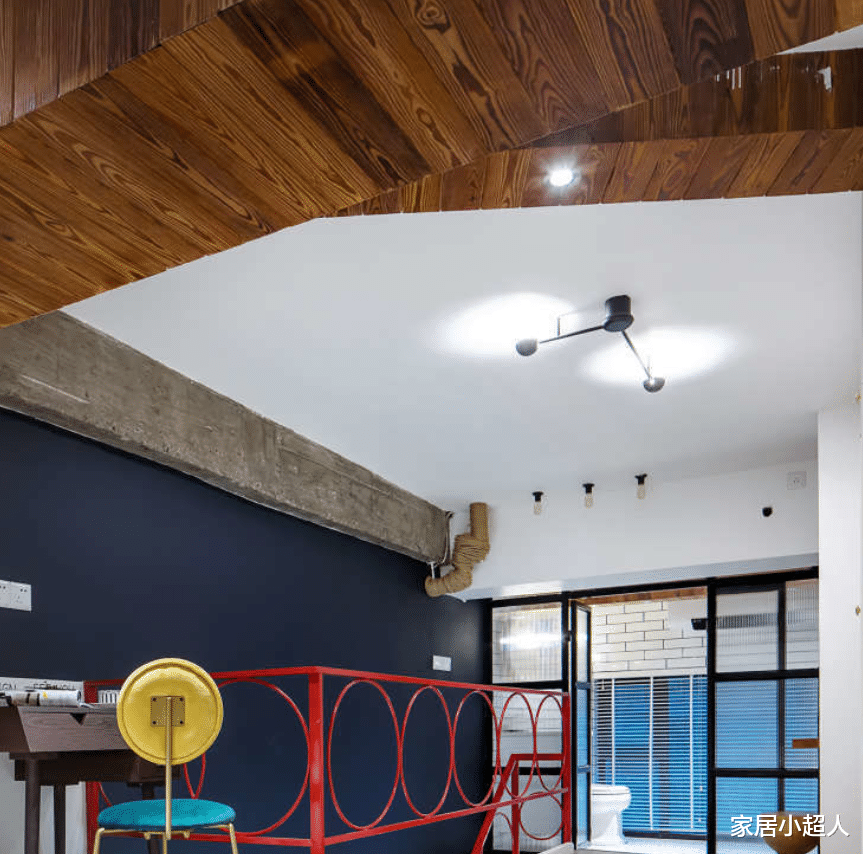 18平老房子借用公共区域，拥有超大卧室，二层还有小影院