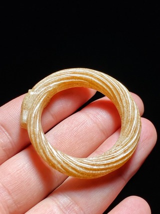 和田玉籽料|汉 和田玉籽料受沁 咬尾龙 绞丝环 挂件把件