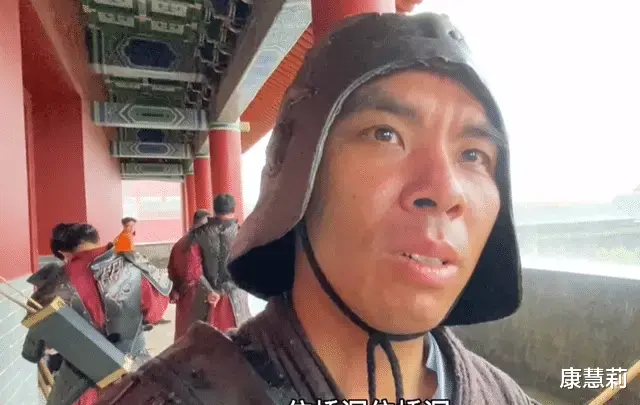 浙江40岁男子做群演月收入几百，没钱租房就睡桥洞，就是不愿打工