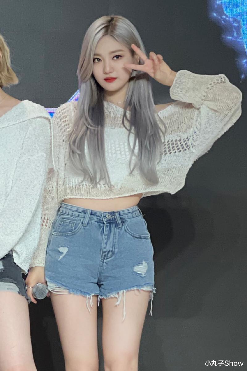 新发色美炸了！宁艺卓白色针织衫搭配短裤秀蛮腰，大长腿过于惹眼