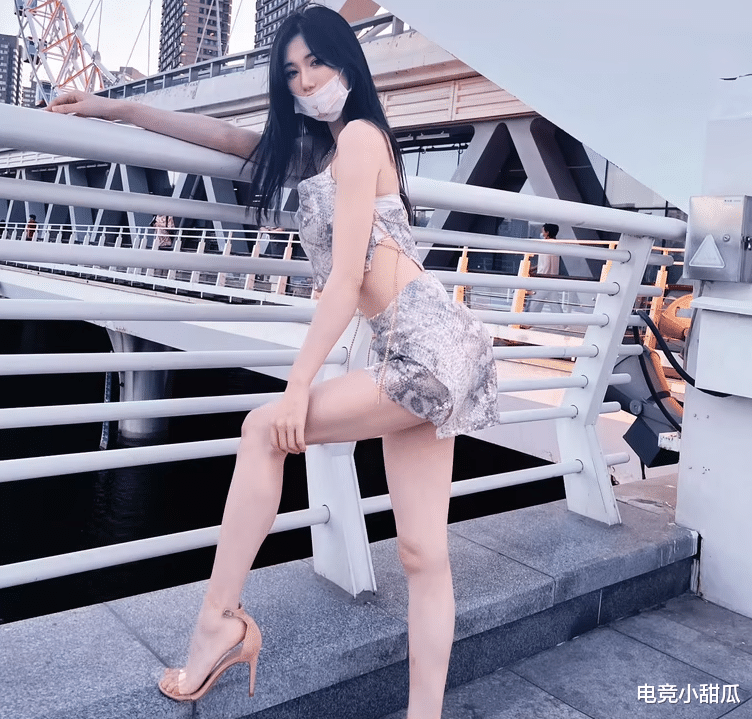 坏空空社交天花板,街边跳舞路人看呆了,网友起哄张导:好好把握
