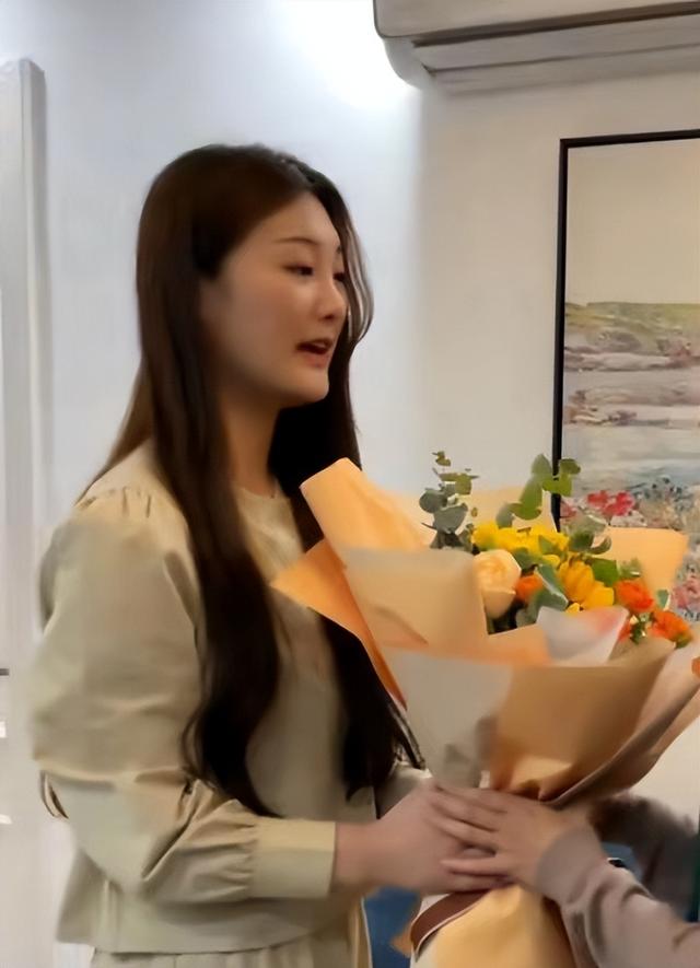 陈亚男|陈亚男拜访护士长，冒雨送鲜花，被夸善良女孩，榜一大哥的话亮了