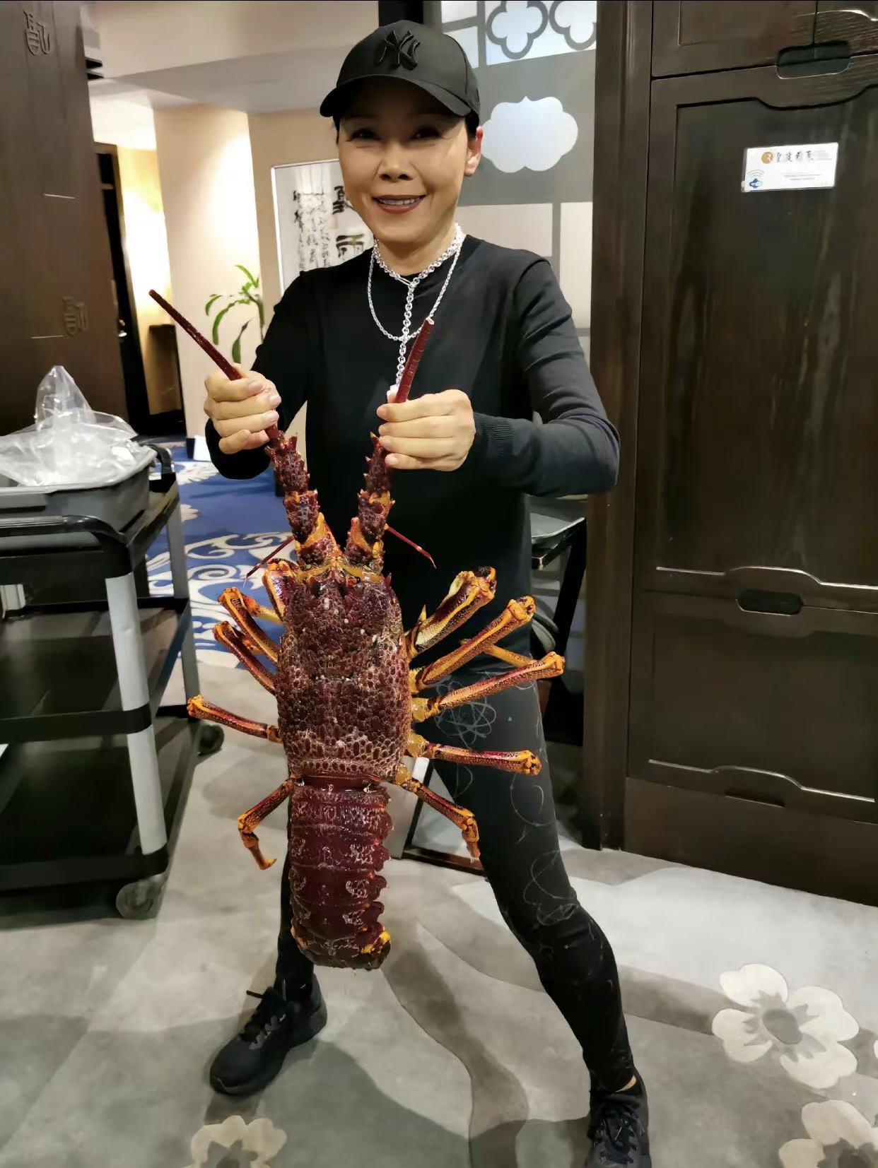 田震|56岁田震澳洲豪华农庄度假！穿紧身衣大秀好身材，狂吃半人高龙虾