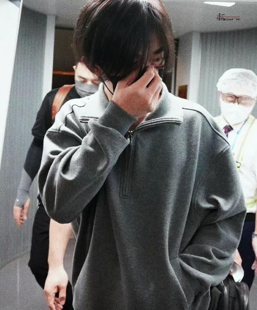 易烊千玺|易烊千玺身穿灰色卫衣现身机场,获网友一众好评,被赞简单帅气