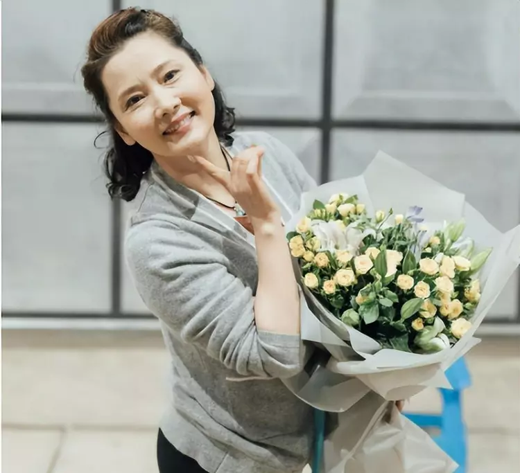 何赛飞|59岁的何赛飞，在公婆的催生下改写了她的结局，人生圆满终无遗憾