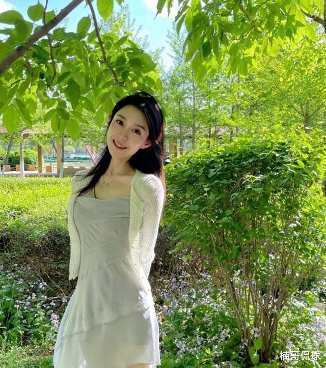 社交平台|高诗岩与女友首次同框！拥抱亲吻很甜蜜，与张镇麟女友是名校同学