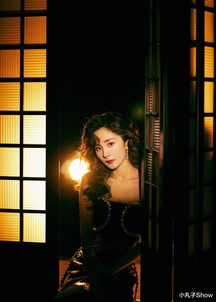 杨幂|杨幂一直火是有原因的，性感抹胸裙诠释复古港风，戴鸽子蛋太抢镜