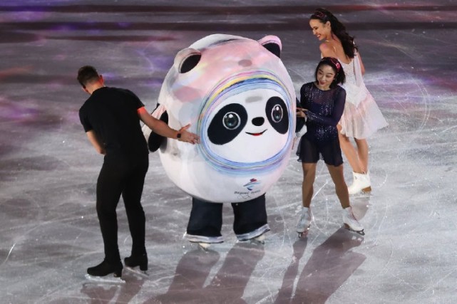 冰墩墩|太可爱！隋文静一掌扑倒冰墩墩后连滚2圈，观众尖叫！网友：顶流的艰辛