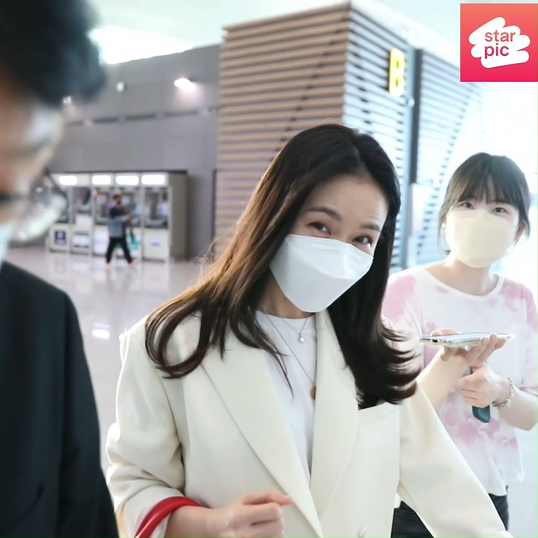 小姐姐|玄彬、孙艺真度蜜月啦！纯白夫妻装露面，旧地重游超级甜