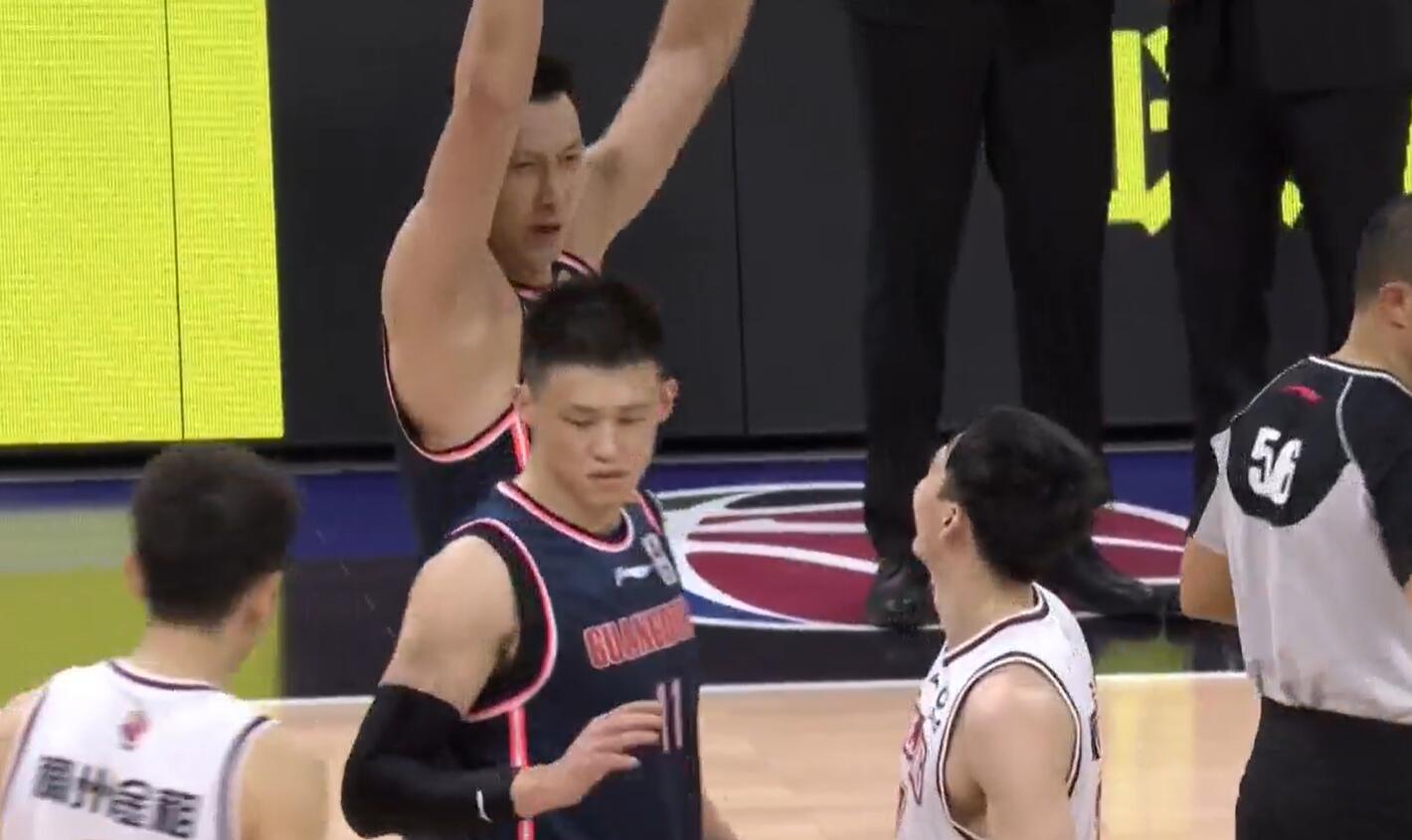 广东男篮|广东险胜，赛后易建联仍不放过吴前，吴前赶紧道歉，结果两人笑了
