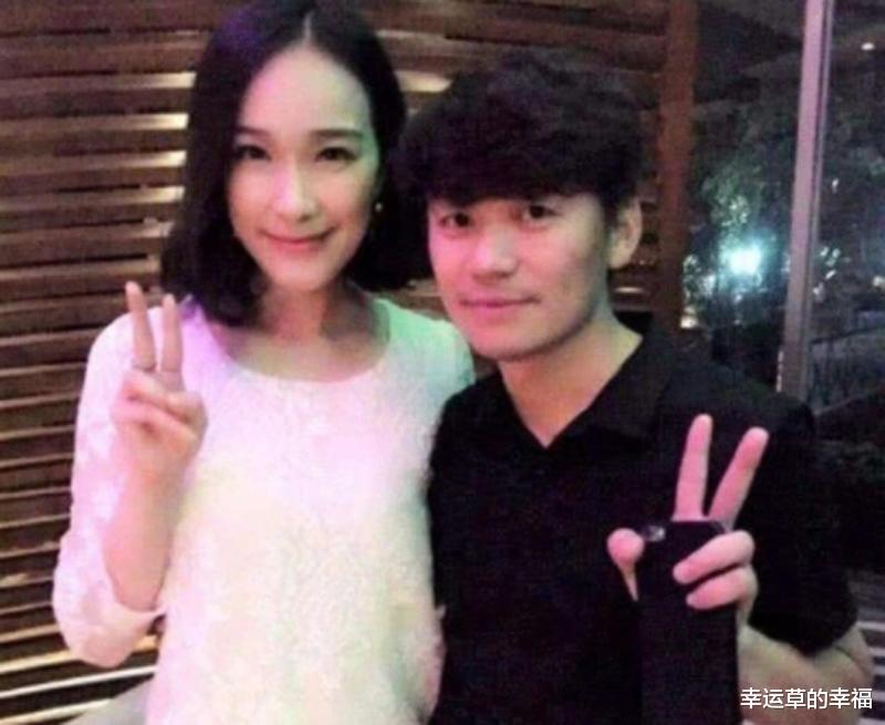 |马蓉现身机场与粉丝互动，王宝强深夜会友，两人的境遇已大不相同