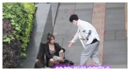 帅小伙逛街被大龄剩女故意碰撞,网友:男孩子在外面要保护好自己