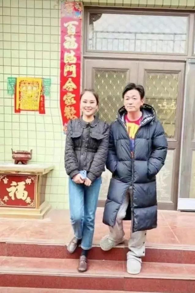 王宝强|王宝强回老家陪父亲过年!穿拖鞋被赞接地气,前妻却在忙着晒美食