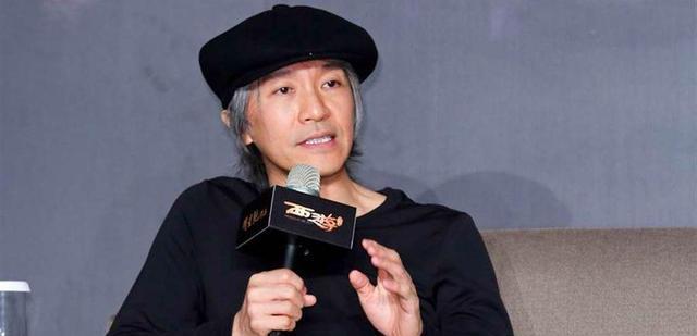 周星驰|周星驰“心想事成符”赠有缘人,右手意外暴露真实年龄