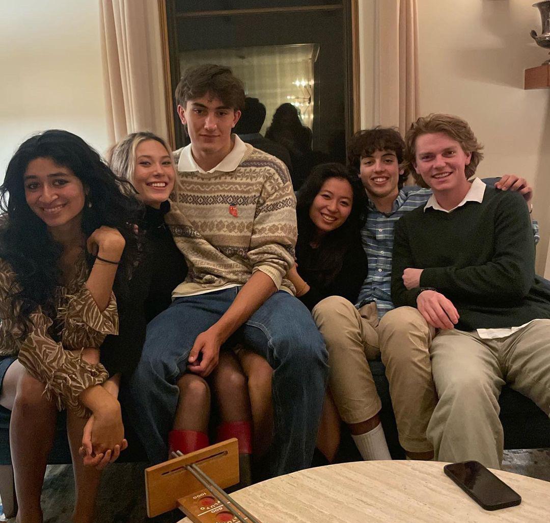 谷爱凌|谷爱凌现身巴黎名媛舞会,穿皮裤女王范十足,纤细大长腿太吸睛