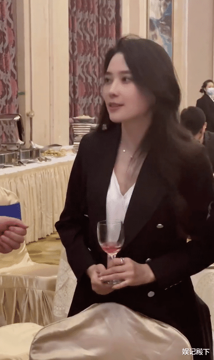 俞飞鸿|高配版俞飞鸿现身活动，气质堪比贵族千金，身份神秘却搜不到蛛丝马迹