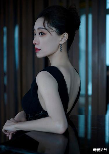 张小斐|张小斐罕见晒美照，打扮清新笑容甜美，俏皮摆拍少女感满满！