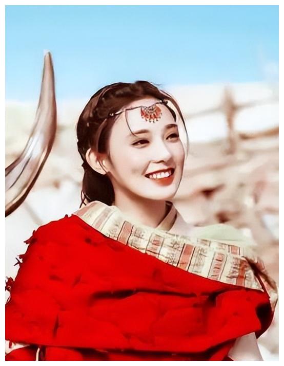 李承鄞|彭小苒再穿一袭红裙，比《东宫》造型朴素，却少了当初的灵气