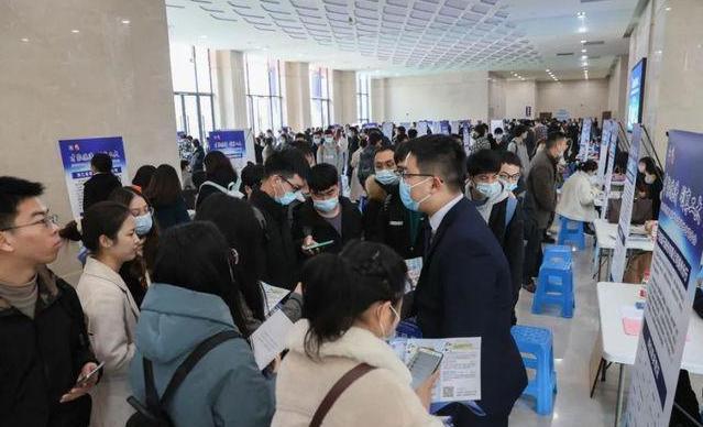 大学生|除公务员以外,这三个“金饭碗”职业非常吃香,稳定性高待遇好