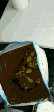 “机场的插座怎么都这样呀?”充电的人多了就会这样!