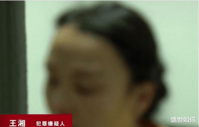 毒枭在看守所下跪向女友求婚,警察觉得奇怪,查明后女友改判死刑