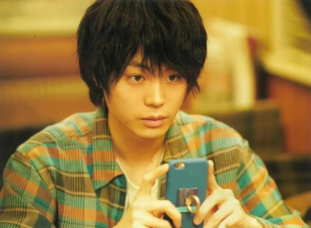 谈了花束般的恋爱,菅田将晖终于不再是被发型耽误的美男子了