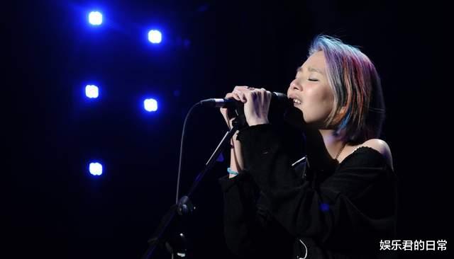 张悬|40岁女星演唱会上宣布离婚，结束2年半婚姻，不愿透露2岁儿子去向