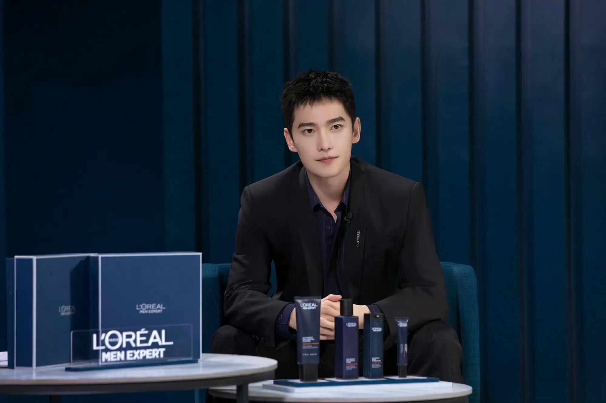 杨洋|杨洋黑西装真帅气，身材挺拔有型，怪不得深受奢牌宠爱