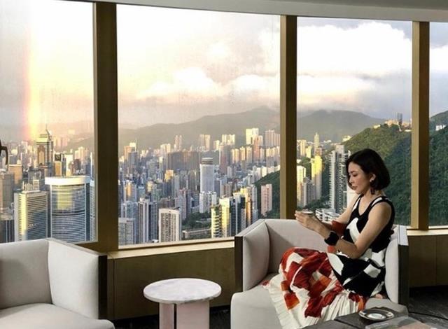 关之琳|关之琳现身珠宝展会,为庆祝60岁大寿拍卖私人珠宝