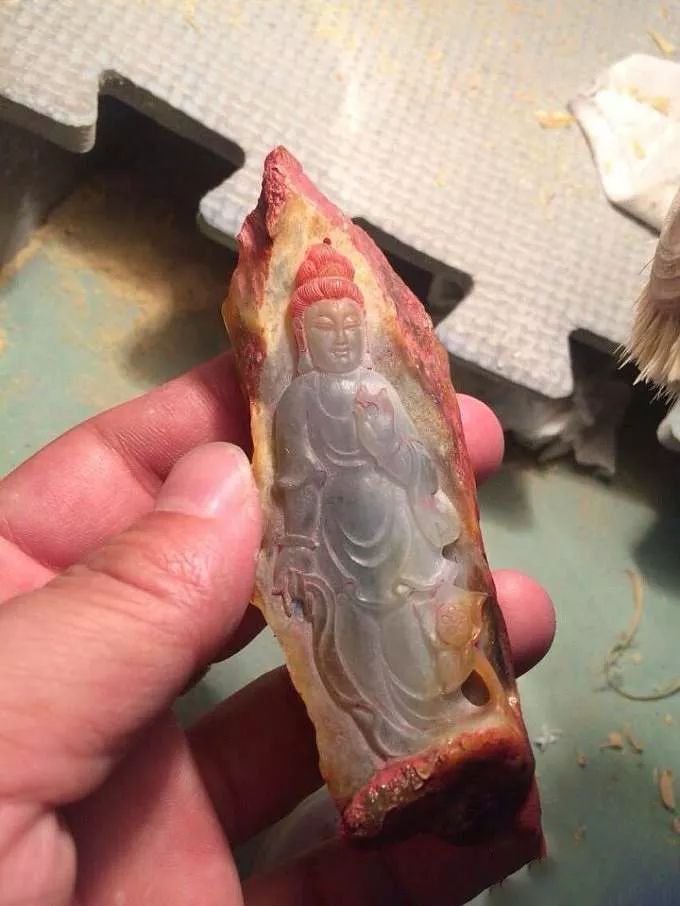 翡翠|夜市淘的翡翠原料，8000的雕工费，作品出来多少都不卖！