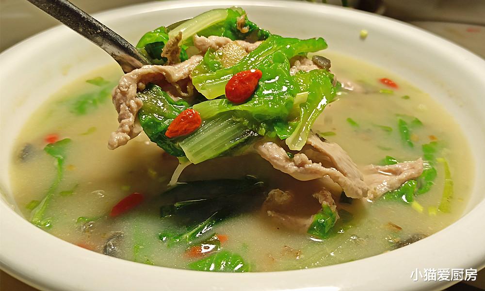 皮蛋肉片汤的这种做法，汤汁奶白味道鲜美，是冷天适合的一道汤菜