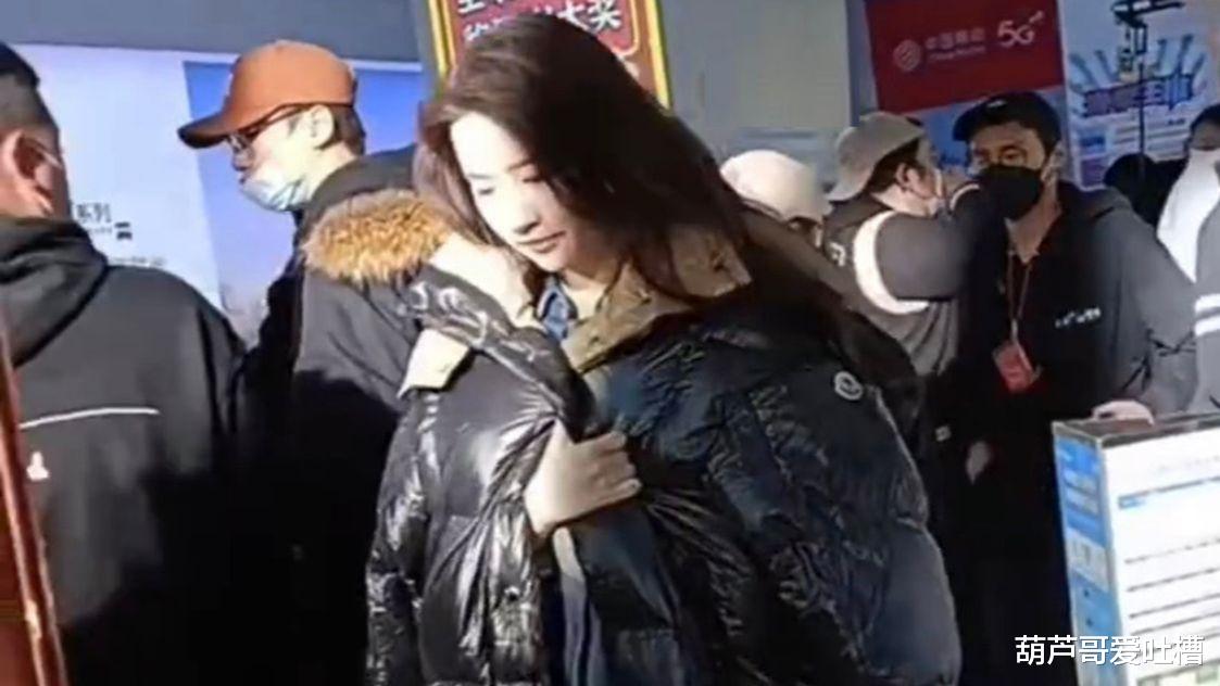 刘亦菲|刘亦菲坐高铁被偶遇，一脸疲惫双下巴明显