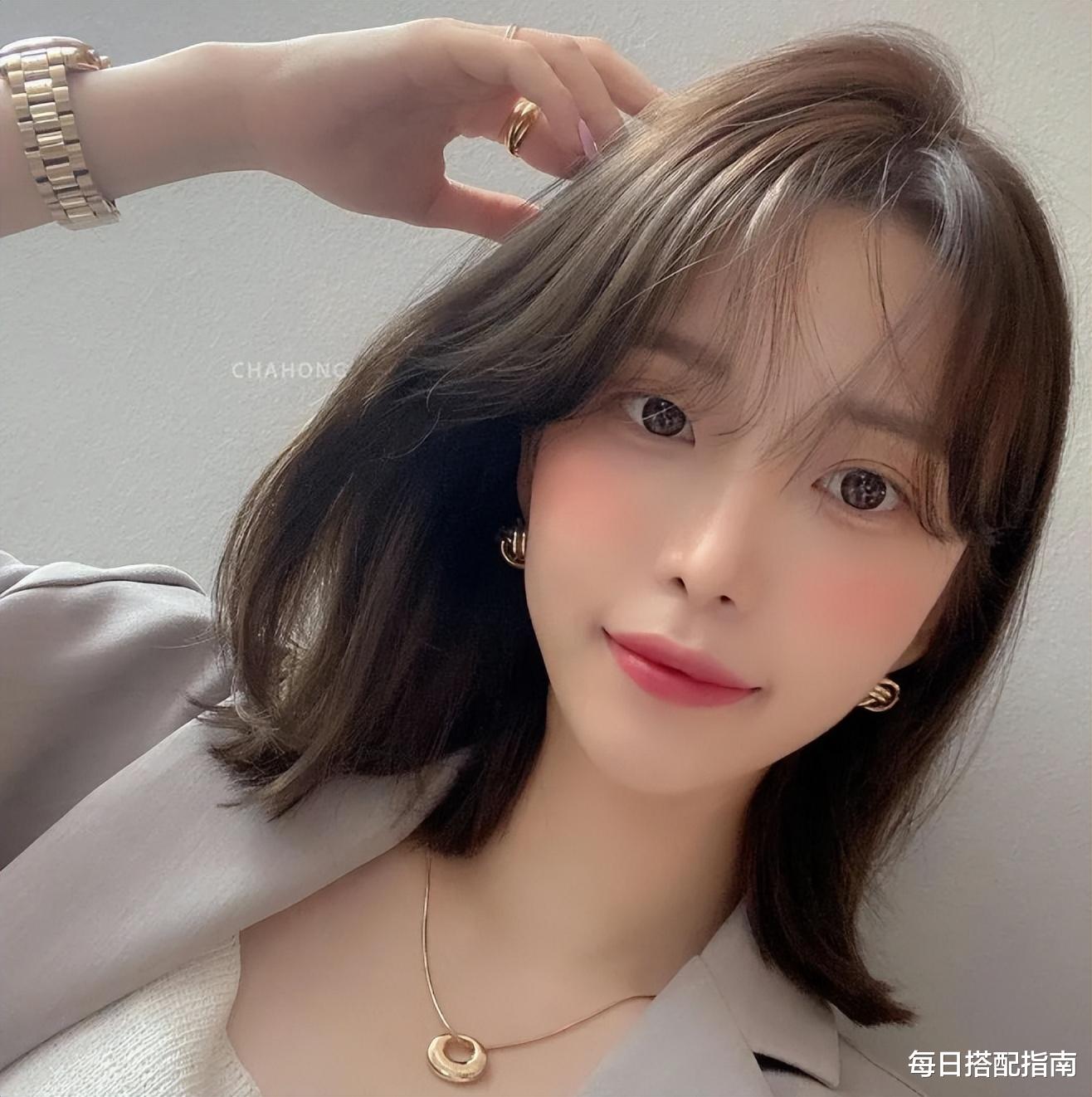 发型 有白头发的女人，别急着染黑发，试试这3种颜色、5款发型更减龄