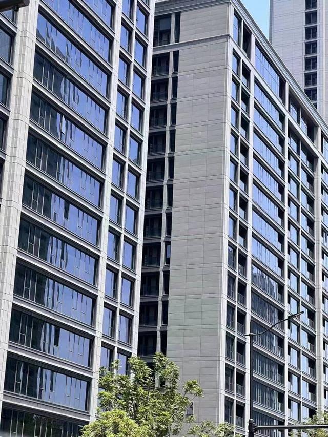 杭州多个新建豪宅,铝板被高温晒变形?