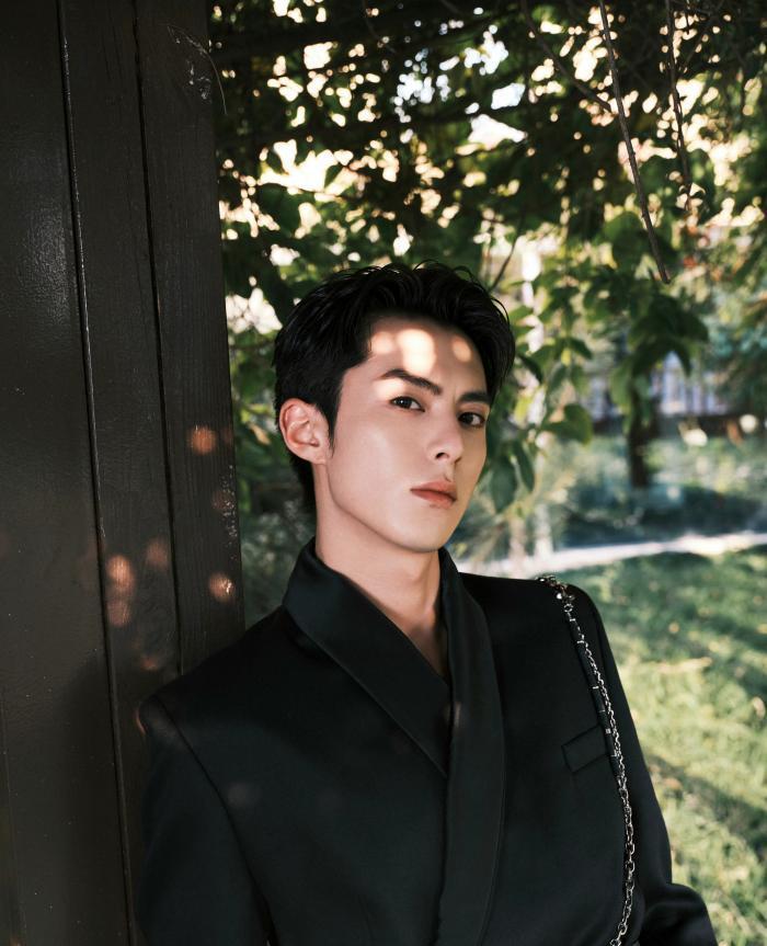 王鹤棣|月尊眼神也不好使!王鹤棣手机字体超大,被调侃像是在用老人机