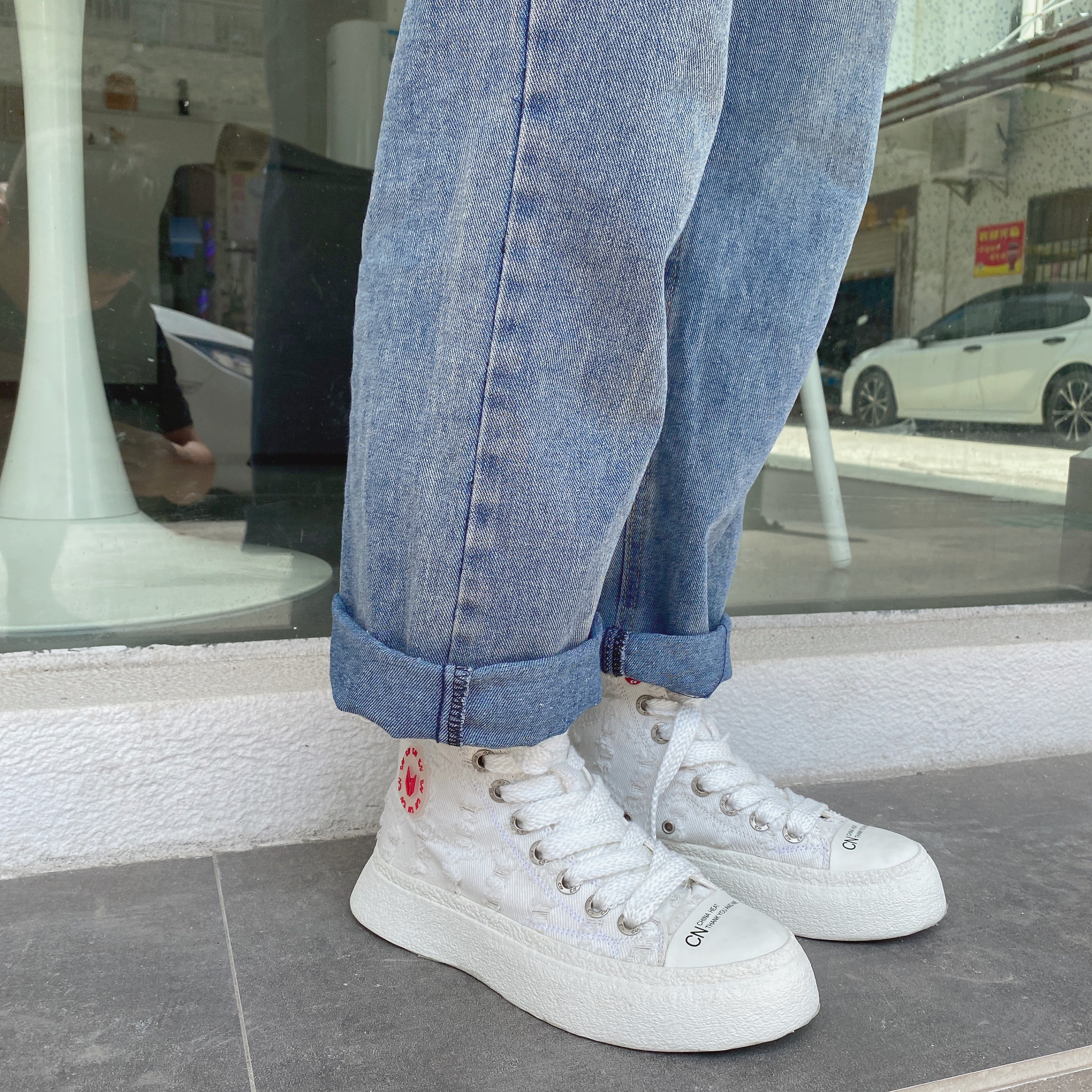 女大学生在夏季穿帆布鞋,应该怎么样搭配,才能舒适又时髦呢?