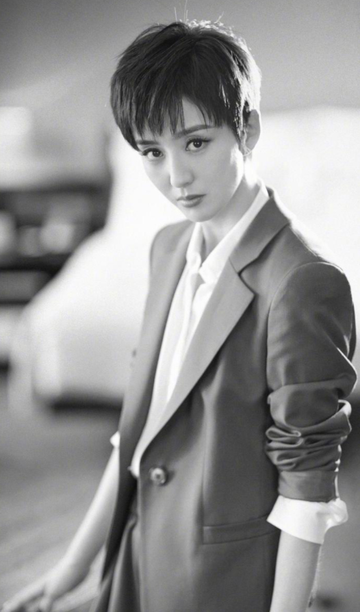 佟丽娅|佟丽娅换新发型堪比换了张脸！ “男人头”配灰西装，帅到认不出