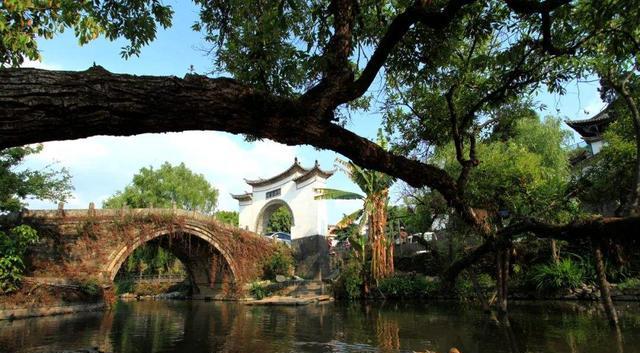 古镇|云南有一低调古镇，河流绕村而过，曾出过400多名秀才和举人