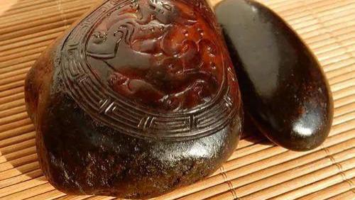 |怎样分辨和田玉红皮籽料？