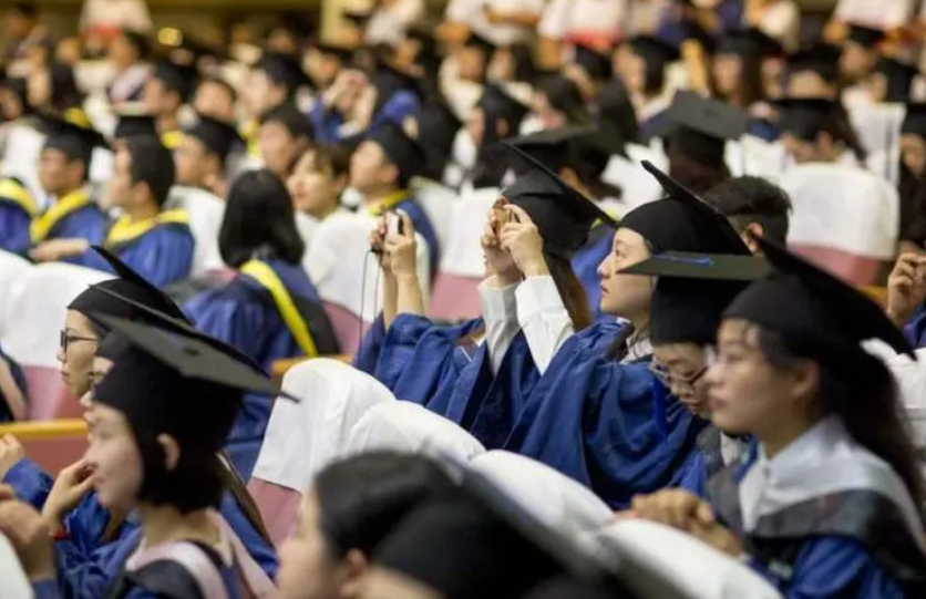 大学生|“不好意思，我们不招35岁以上的”，研究生应聘被拒，引发热议