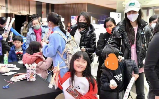 Angelababy|baby与朋友聚会被偶遇,素颜依旧精致有气质,巴掌脸在人群中突出