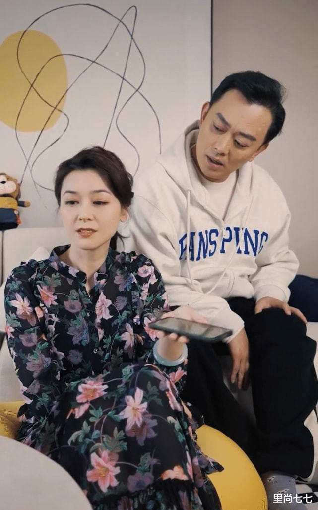 黄海冰|黄海冰怎么老成这样！身材发福发际线更抢眼，同框小娇妻像女儿