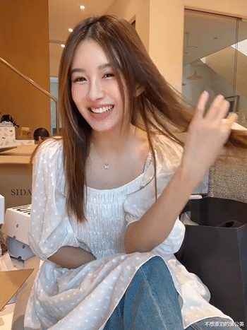 张子萱|张子萱晒购物成果，给宠物狗买名牌衣服，陈赫和6岁女儿出镜捧场