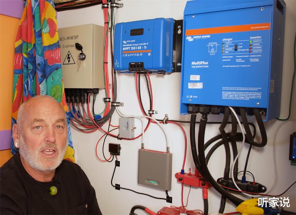 65岁老夫妻退休后积极乐观：将旧大巴改房车，住进23㎡蜗居中生活