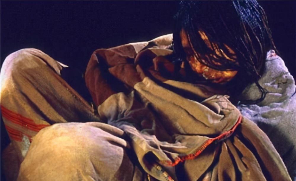 雪山发现500年前的少女，面容如生看着像睡着了，死法其实很残忍