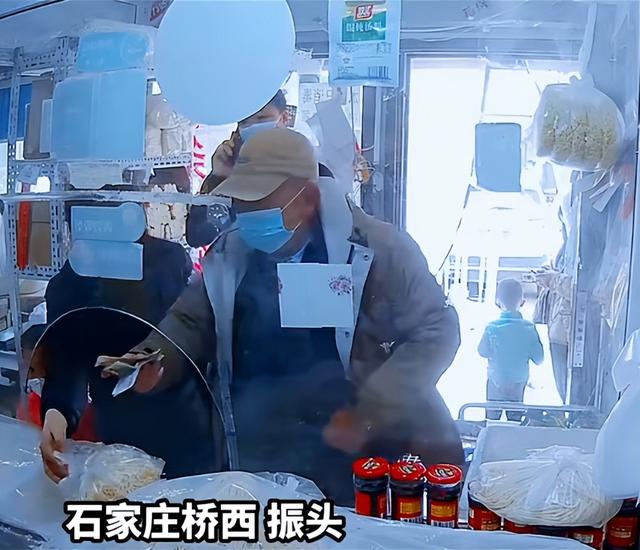 大爷买馒头多次耍赖,找零后迅速藏10元再讹10元