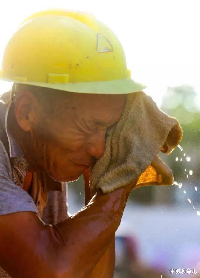 工人|农民、农民工暴晒没有高温补贴?为何坐办公室吹空调有高温补贴?
