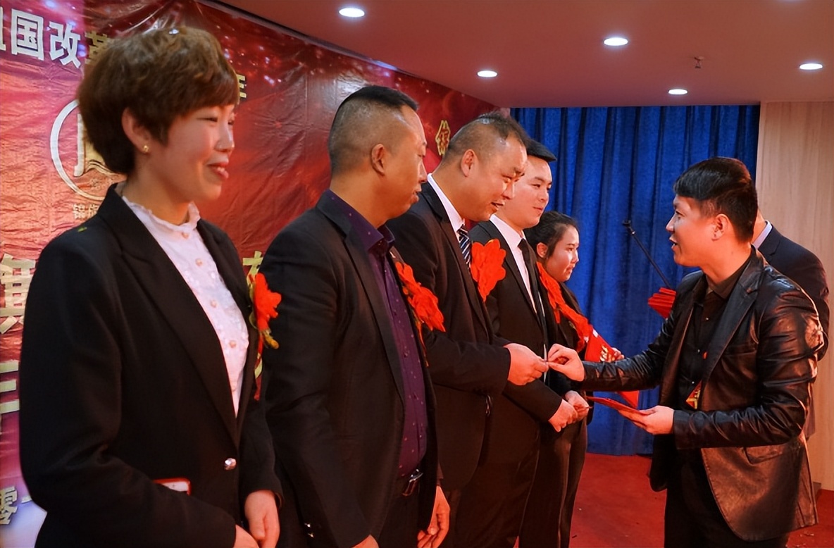 汽车|“真是太没底线了”,领导拿下属年终奖送人情,员工却敢怒不敢言