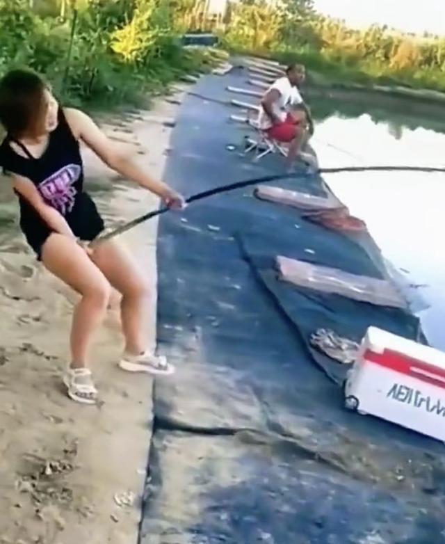 |女子钓鱼,险些被鱼拽走,多亏旁边的男子仗义相助