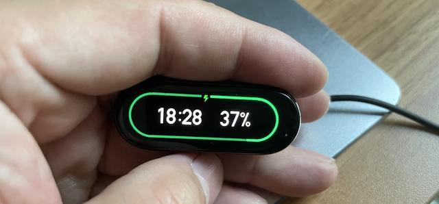 阿里巴巴|小米手环7首次曝光：常亮显示+智能闹钟，价格很亲民